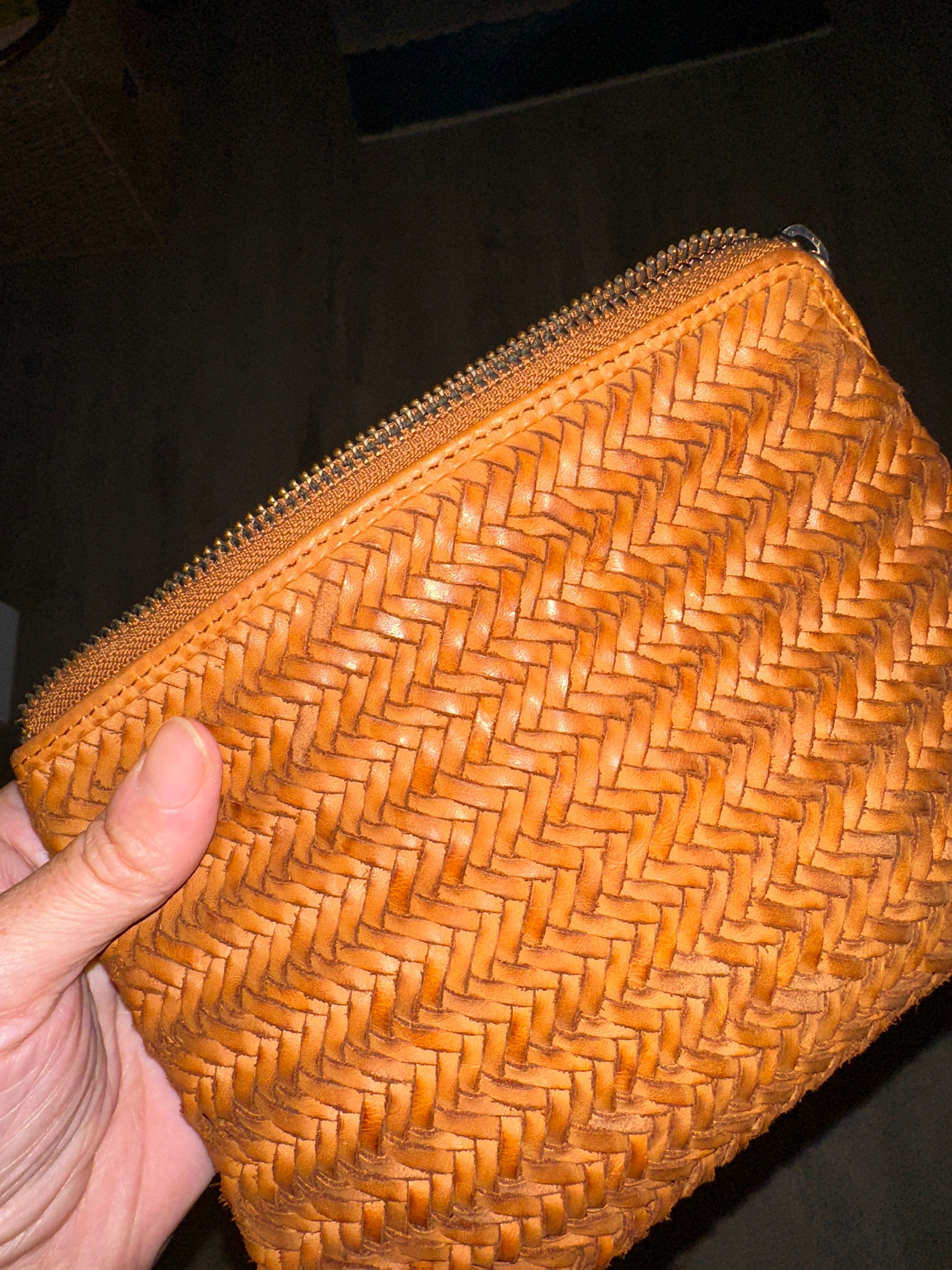【COS】FOLIO HAND-WOVEN BAG - LEATHER レザーバッグ FOLIO HAND-WOVEN BAG - LEATHER - DARK BROWN | COS