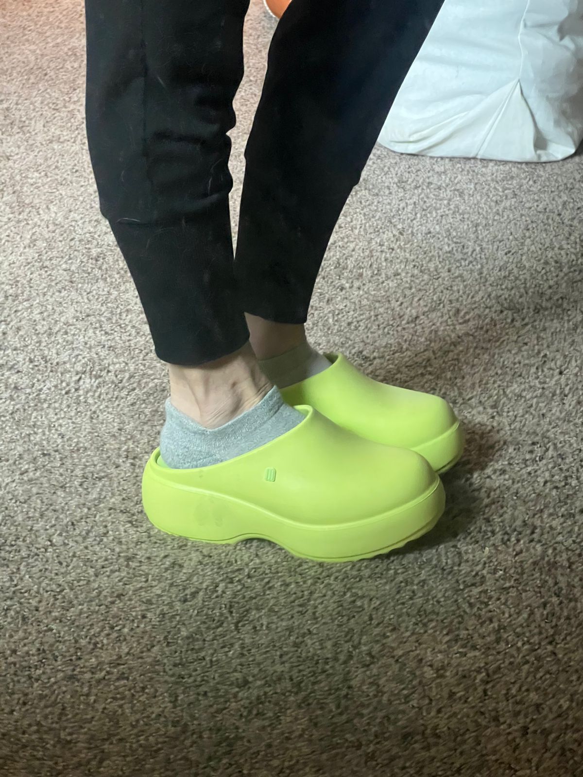 Melissa追跡付/送料込 柔らかクッションプラットフォーム Amazon.com | Melissa Free Clog Platform with Faux Fur, Light