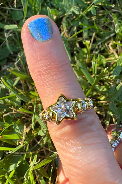 Chunky Vintage Gold Ring Featuring a Star Bezel Crystal