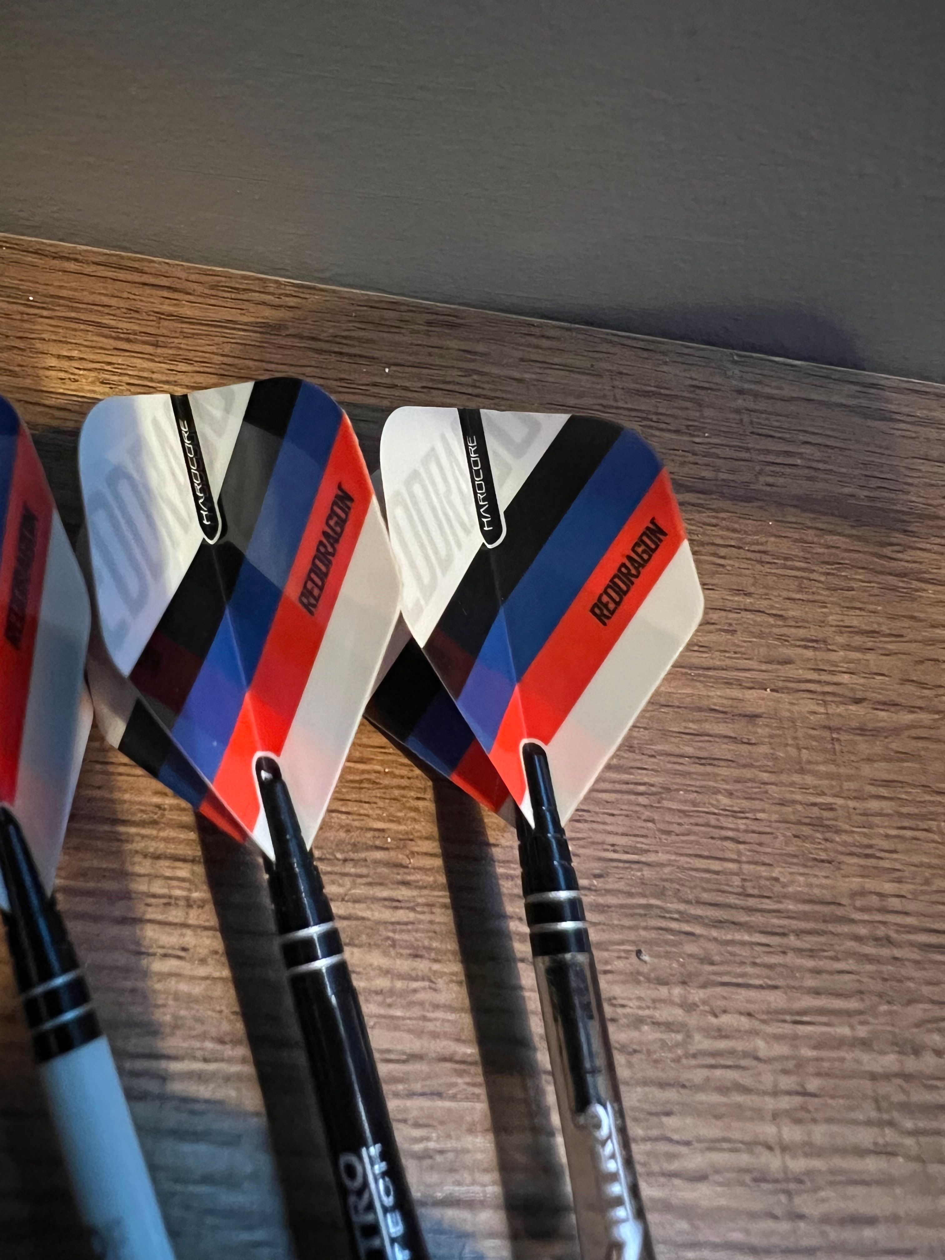Dart Zubehör Standardform RED DRAGON Hardcore Radical Dartflights | 12 Flights, 100 Micron, Extra Dick RED DRAGON Dart Flights