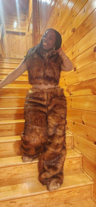 WILD CHILD CROPPED FUR VEST – AKIRA