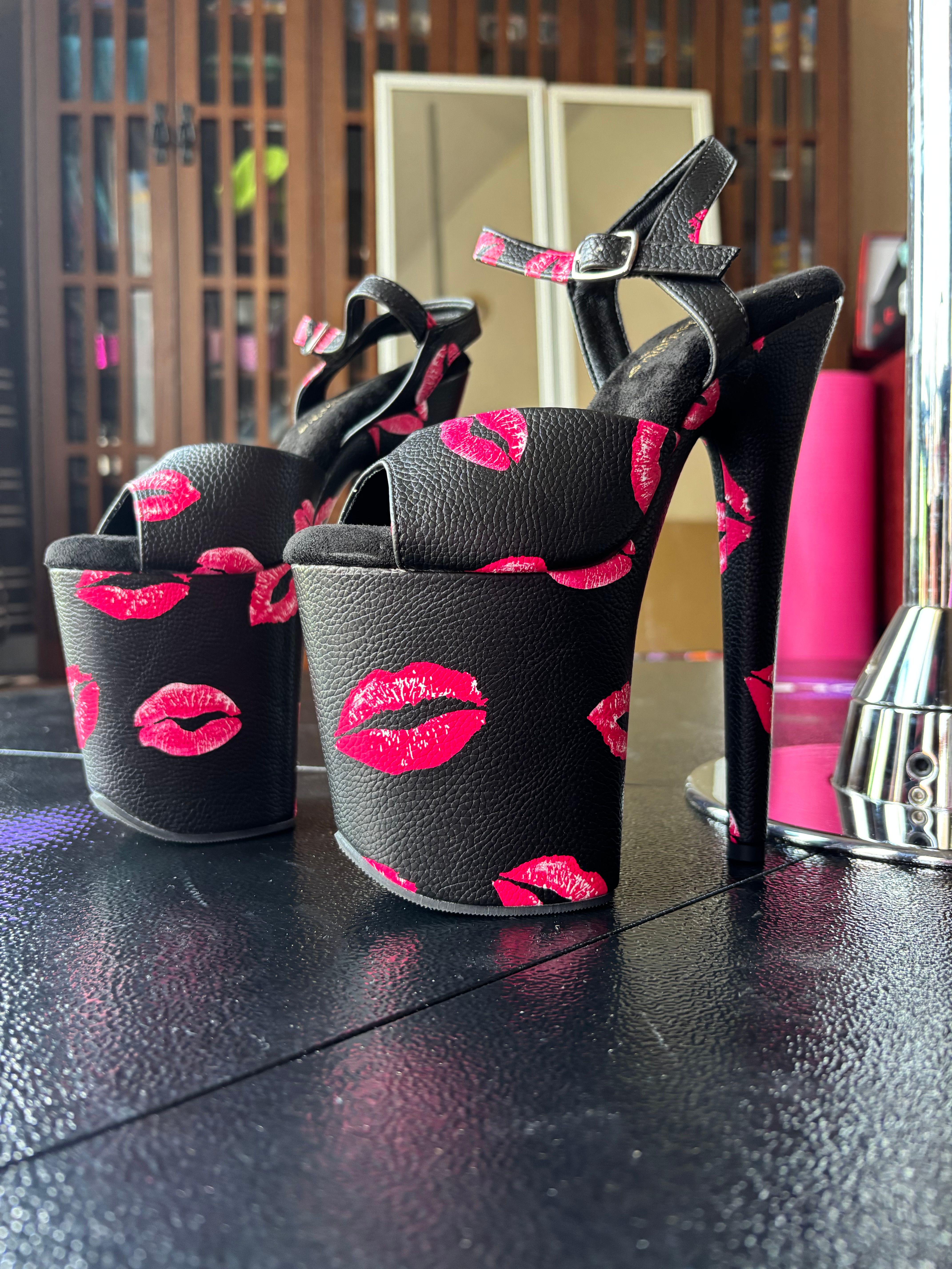 Pleaser Flamingo-809KISSES in Black Vegan Leather – Pleaser