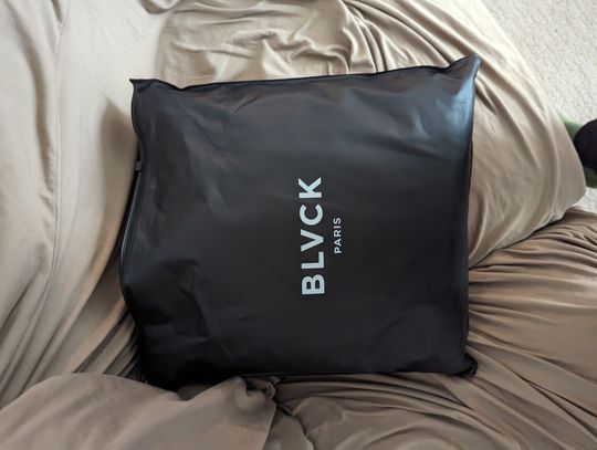 【 BLVCK PARIS 】 Memeland コラボ エッセンシャル パーカー Blvck x Memeland Essential Hoodie